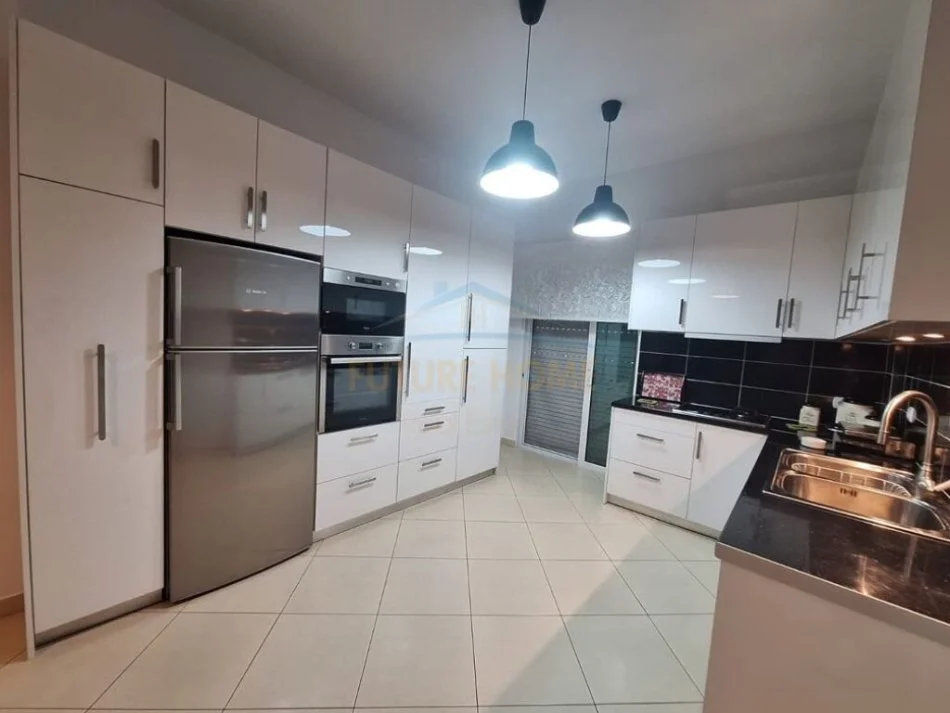 Durres, jepet me qera apartament 2+1 Kati 2, 136 m² 450 € (Rruga e Miqesise, Durres)
