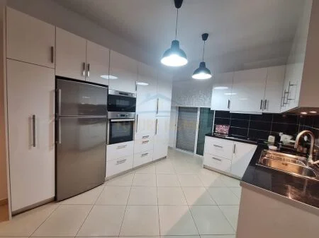Qera, Apartament 2+1+2 ( Kati i 2 i nje Vile), Rruga e Miqesise, Durres. AREA45494