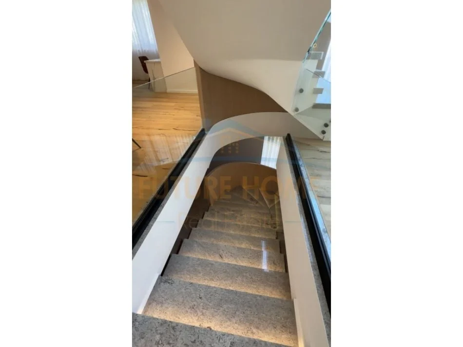 Tirane, jepet me qera apartament 3 Katshe Kati 0, 680 m² 3.000 € (Petrele)