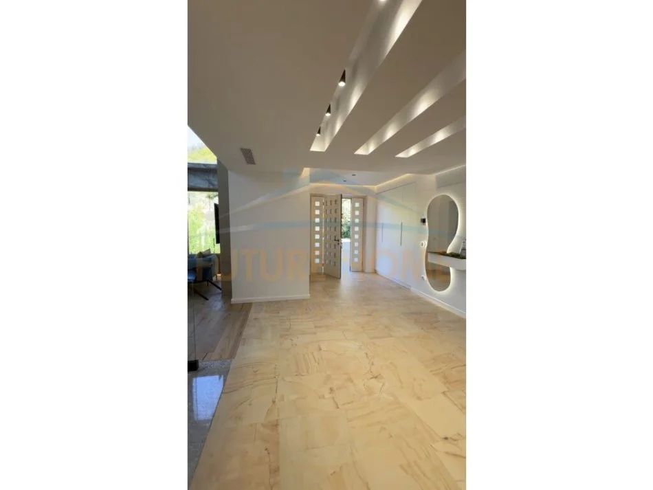 Tirane, jepet me qera Vile , 680 m² 5.000 € 