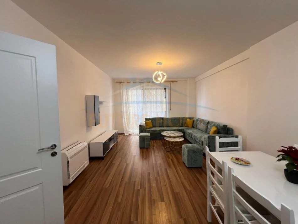 Tirane, jepet me qera 2+1 , 100 m² 500 € (Unaza e Re)