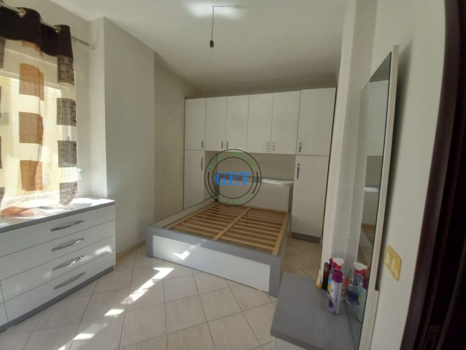 Durres, jepet me qera apartament 1+1+Ballkon Kati 2, 250 m² 250 € (SHkembi i Kavajes)