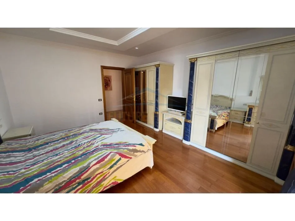 Tirane, jepet me qera 3+1+Aneks+Ballkon Kati 8, 200 m² 1.000 € (Komuna e Parisit)