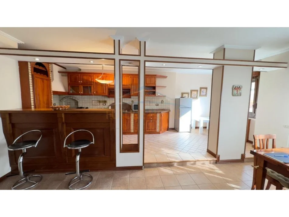 Tirane, jepet me qera apartament 3+1+Aneks+Ballkon Kati 8, 200 m² 1.000 € (Komuna e Parisit)