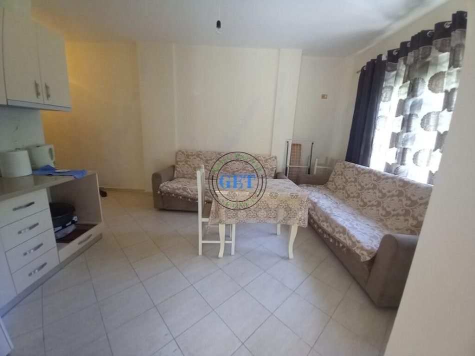 Durres, jepet me qera apartament 1+1+Ballkon Kati 2, 250 m² 250 € (SHkembi i Kavajes)