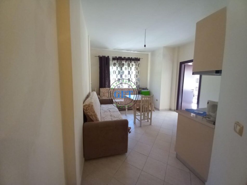 Durres, jepet me qera apartament 1+1+Ballkon Kati 2, 250 m² 250 € (SHkembi i Kavajes)
