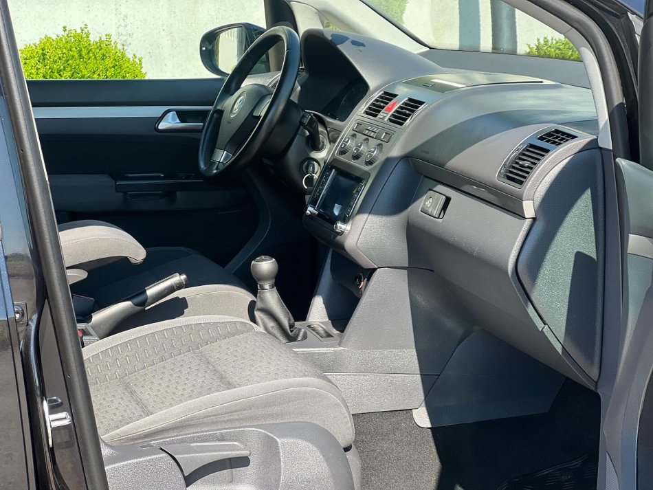 VW TOURAN 1.9 NAFTE 👉 2010 👈 kambio MANUALE - 7 VENDE 6.000 €