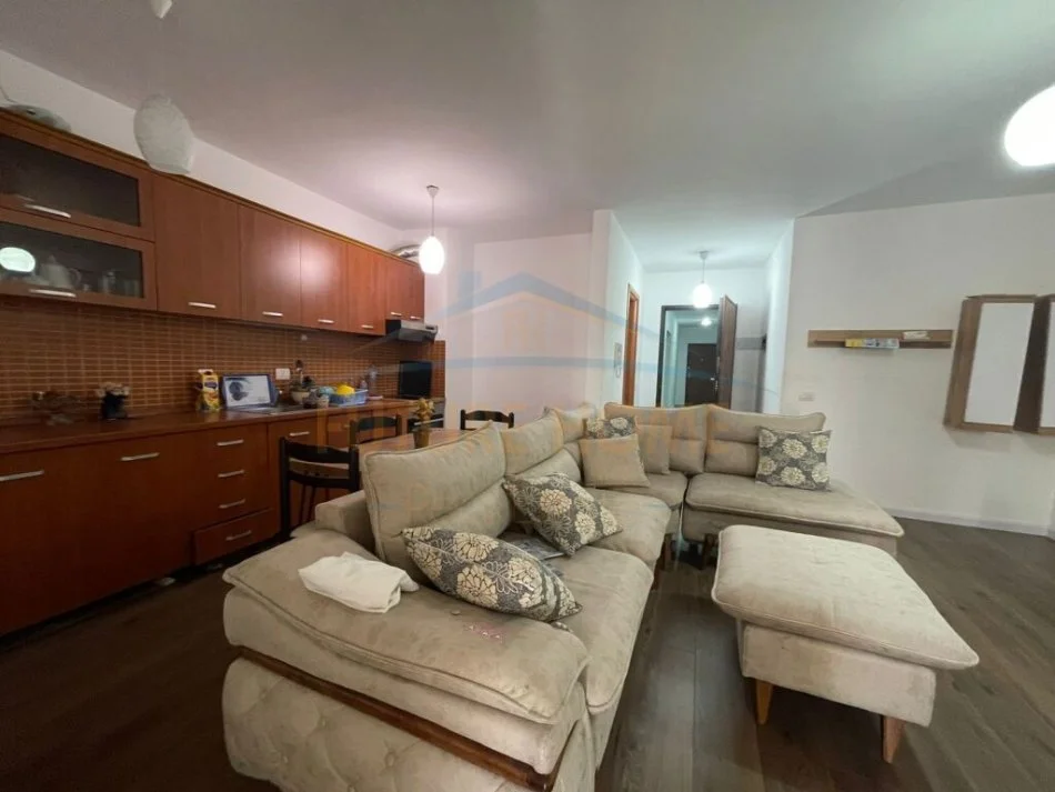 Durres, jepet me qera apartament 1+1+Ballkon Kati 4, 80 m² 400 € (Vollga)