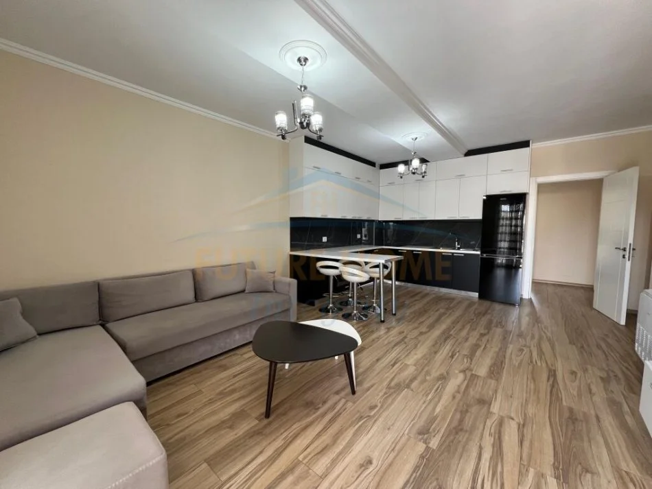 Tirane, jepet me qera apartament 2+1 Kati 7, 97 m² 800 € (Komuna e Parisit)