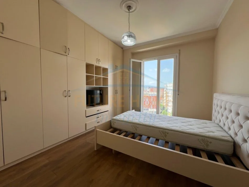 Tirane, jepet me qera apartament 2+1 Kati 7, 97 m² 800 € (Komuna e Parisit)