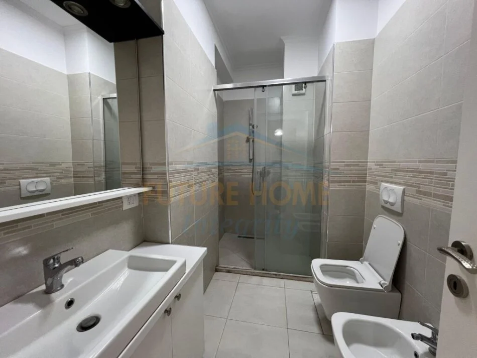 Tirane, jepet me qera apartament 2+1 Kati 7, 97 m² 800 € (KOMUNA E PARISIT)