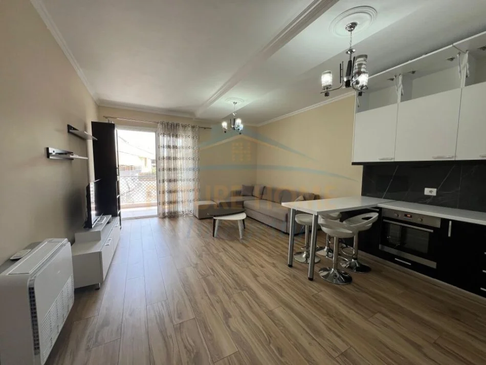 Tirane, jepet me qera apartament 2+1 Kati 7, 97 m² 800 € (Komuna e Parisit)