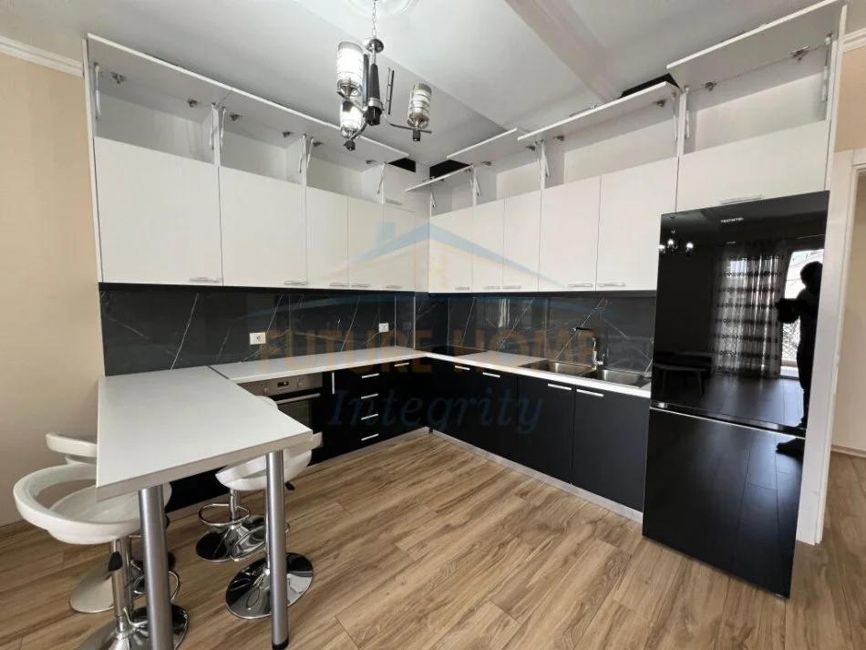 Tirane, jepet me qera apartament 2+1 Kati 7, 97 m² 800 € (Komuna e Parisit)