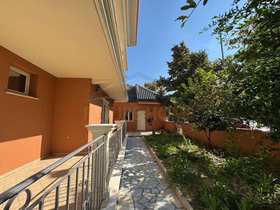 Tirane, jepet me qera Vile 3 Katshe , 469 m² 10.000 € (vilat Gjerane)