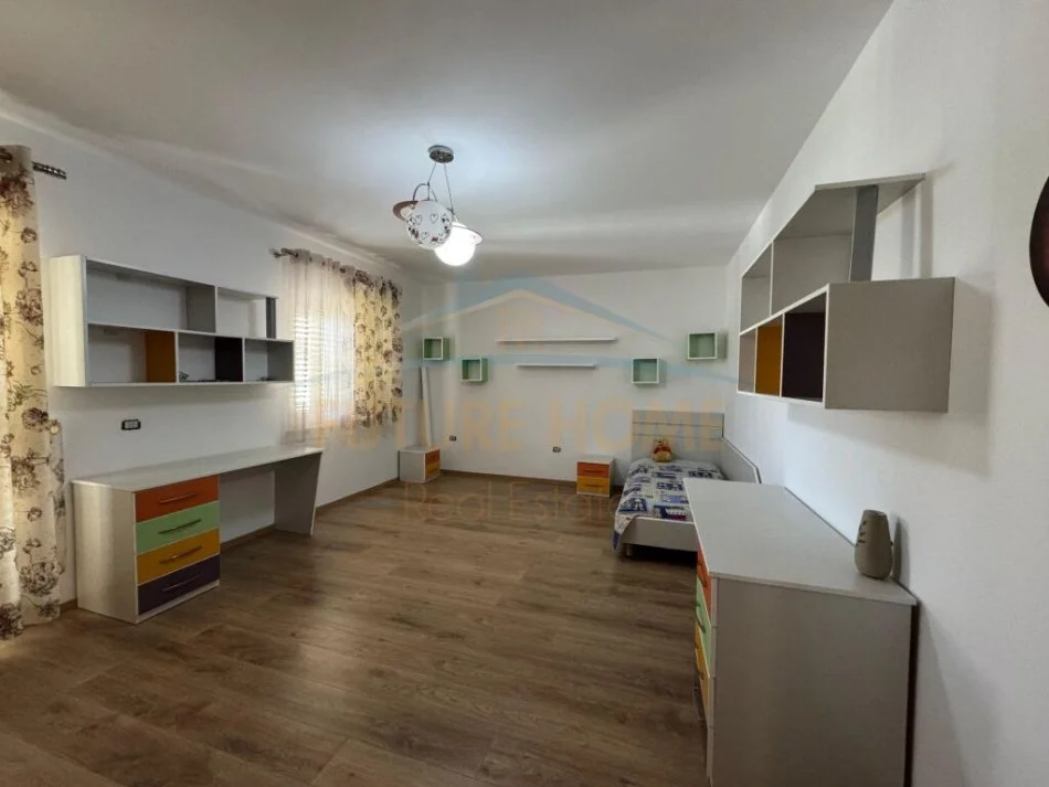 Tirane, jepet me qera 3 Katshe , 10.000 € (vilat Gjerane)