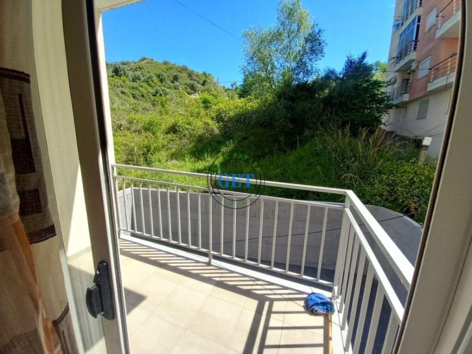 Durres, jepet me qera apartament 1+1+Ballkon Kati 2, 250 m² 250 € (SHkembi i Kavajes)