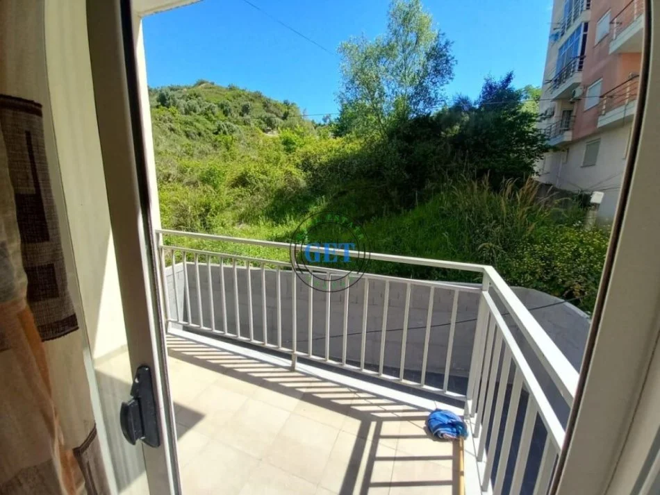 Durres, jepet me qera apartament 1+1+Ballkon Kati 2, 250 m² 250 € (SHkembi i Kavajes)