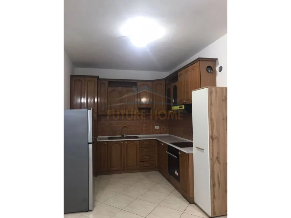 Tirane, shitet apartament 2+1+Ballkon Kati 8, 116 m² 210.000 € (Stacioni Trenit)