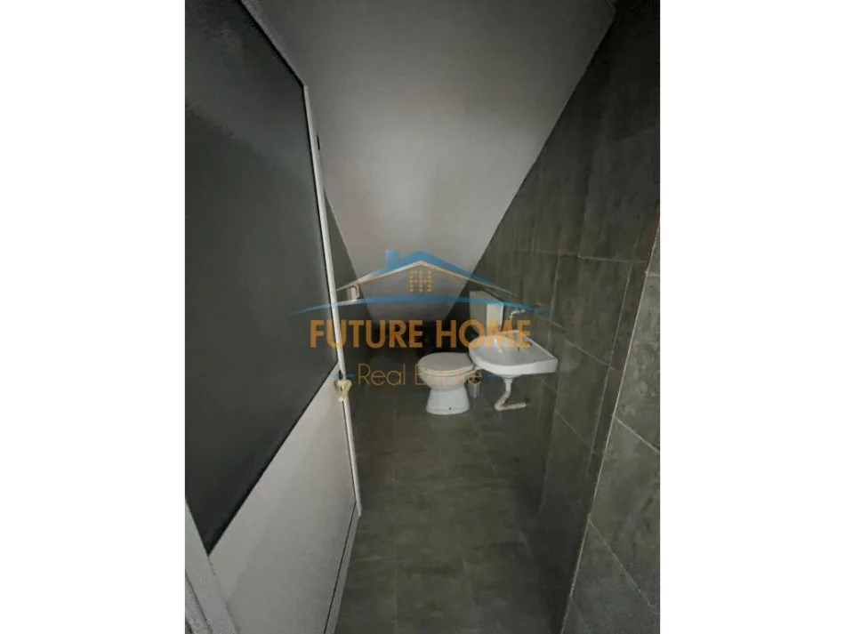 Tirane, jepet me qera ambjent biznesi Kati 0, 75 m² 600 € (Prane Juridikut)