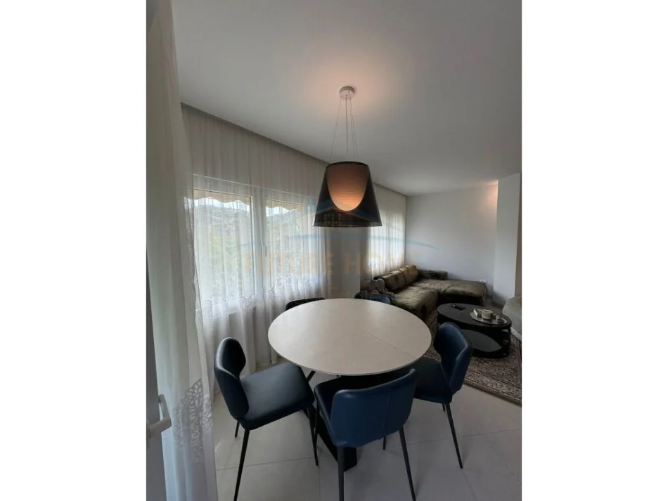 Tirane, shes apartament 2+1+Ballkon Kati 1, 117 m² 300.000 € (Liqeni Thate + post parkimi)