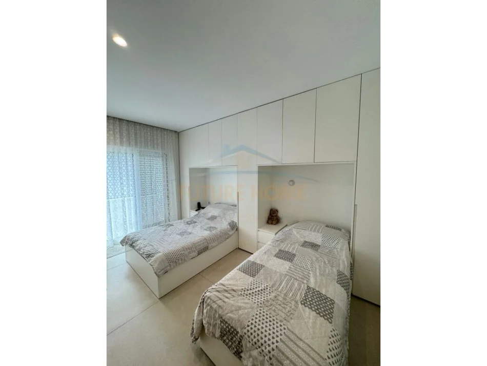 Tirane, shes apartament 2+1+Ballkon Kati 1, 117 m² 300.000 € (Liqeni Thate + post parkimi)