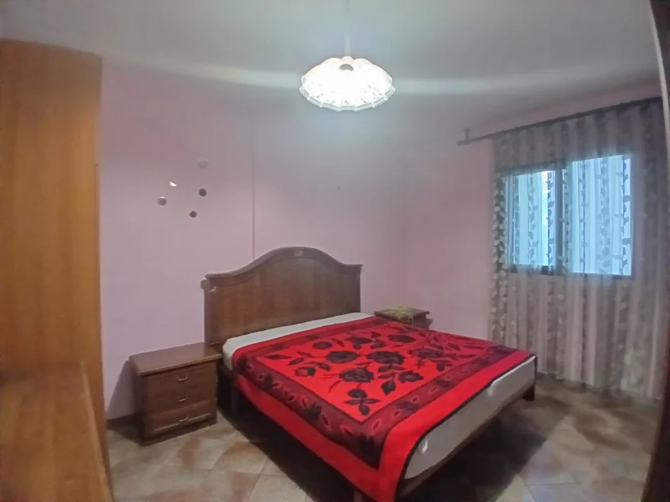 Tirane, jepet me qera apartament 1+1 Kati 3, 70 m² 500 € (Komuna e Parisit)