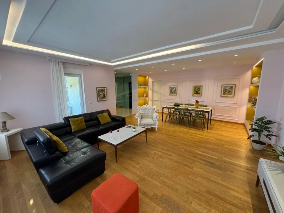 Tirane, shitet apartament 3+1+Ballkon Kati 3, 164 m² 450.000 € (Sauk)