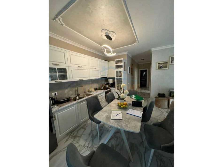 Tirane, shitet apartament Kati 3, 140 m² 225.000 € (Yzberisht Kompleksi Grand Galery.)