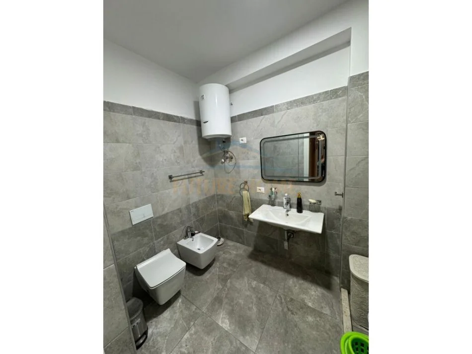 Tirane, shitet apartament Kati 3, 140 m² 225.000 € (Yzberisht Kompleksi Grand Galery.)