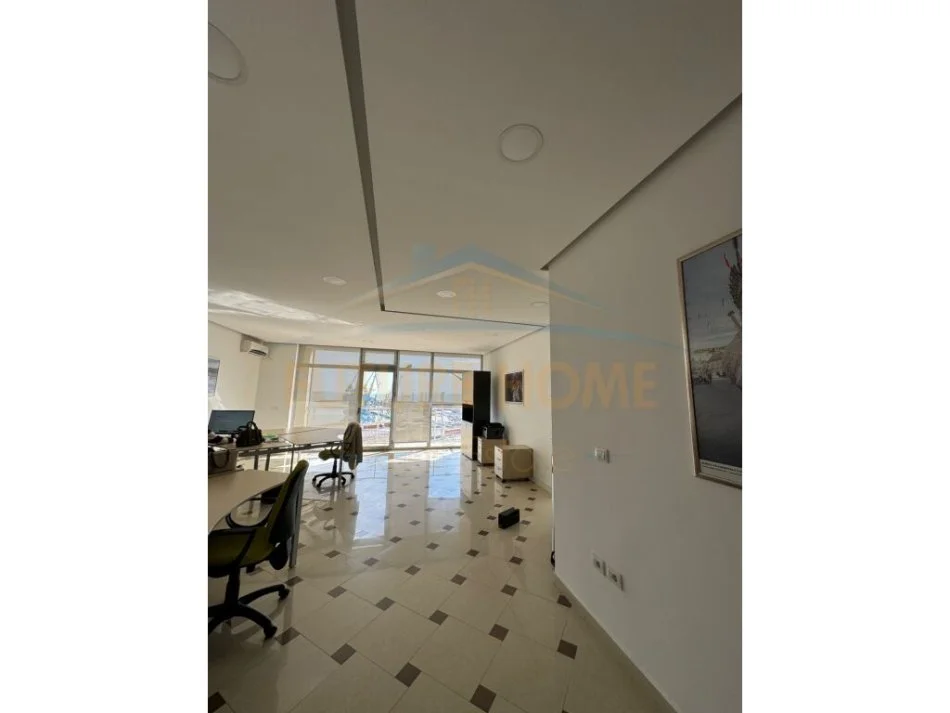 Durres, jepet me qera ambjent biznesi Kati 7, 900 € (Vollga, Durres)