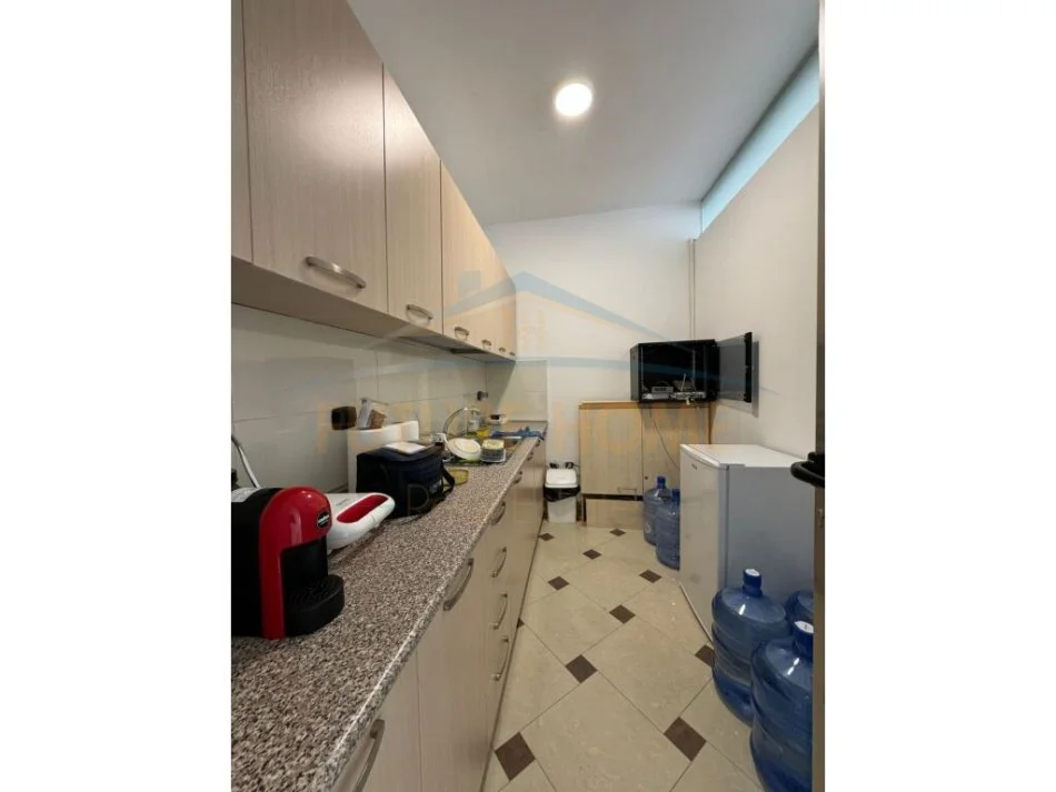 Durres, jepet me qera ambjent biznesi Kati 7, 900 € (Vollga, Durres)