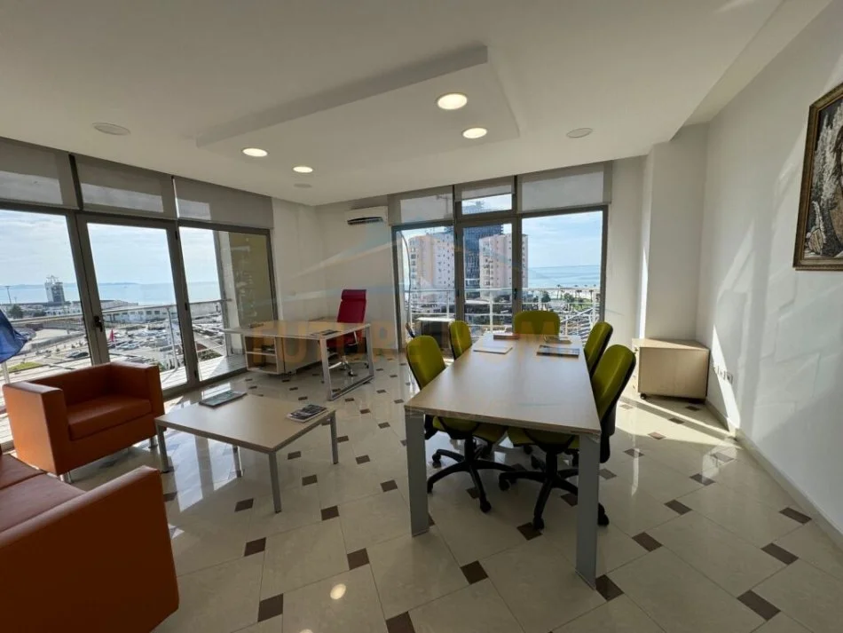 Durres, jepet me qera ambjent biznesi Kati 7, 900 € (Vollga, Durres)