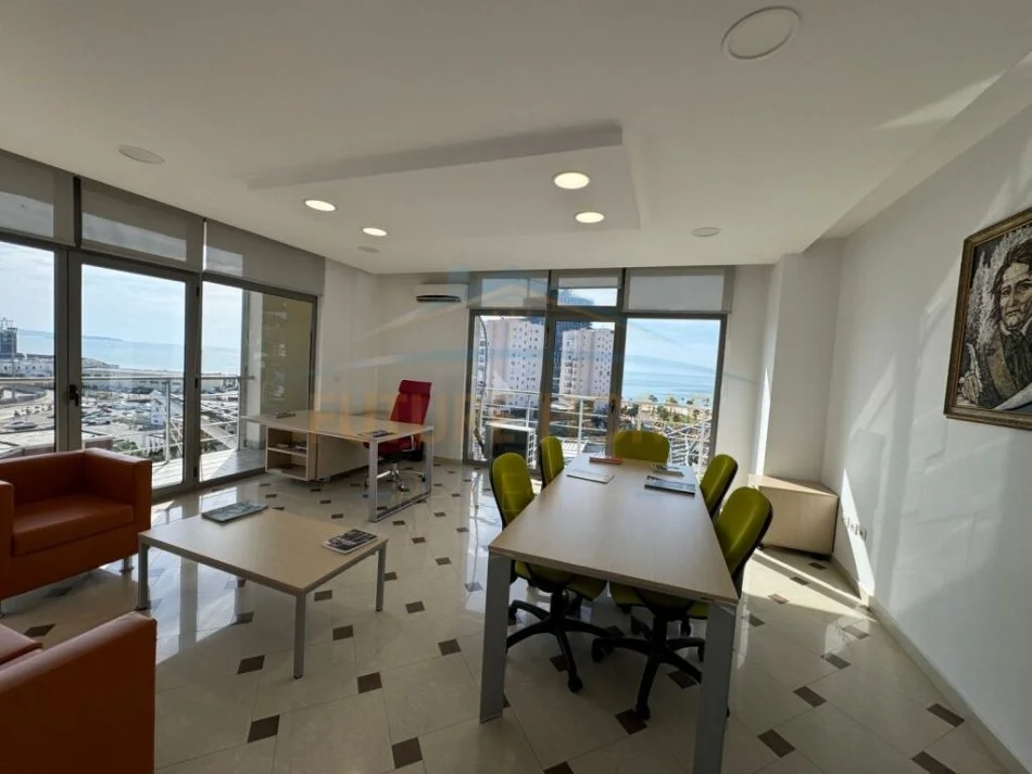 Durres, jepet me qera ambjent biznesi Kati 7, 900 € (Vollga, Durres)