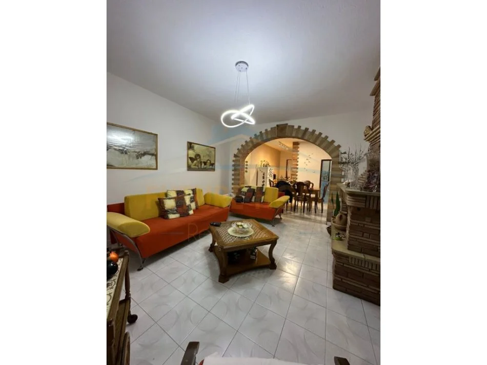 Tirane, shitet apartament 2+1+Ballkon Kati 1, 201 m² 220.000 € 