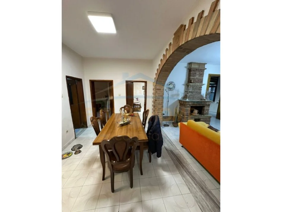 Tirane, shitet apartament 2+1+Ballkon Kati 1, 201 m² 220.000 € 