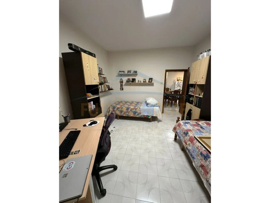 Tirane, shitet apartament 2+1+Ballkon Kati 1, 201 m² 220.000 € 