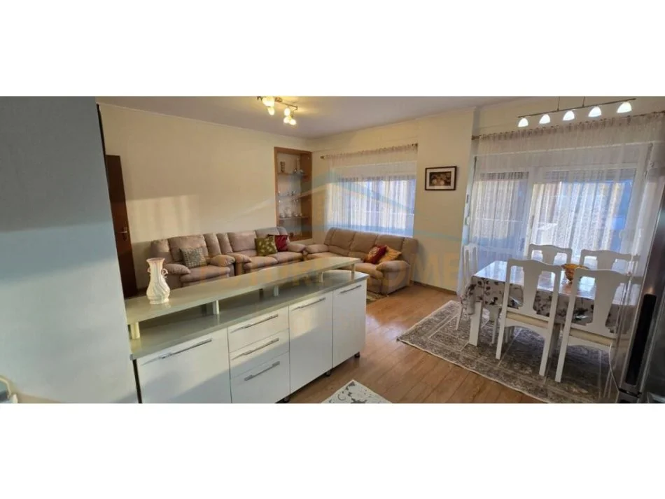 Tirane, jepet me qera apartament 2+1+Ballkon Kati 7, 100 m² 750 € (Pazari i Ri)