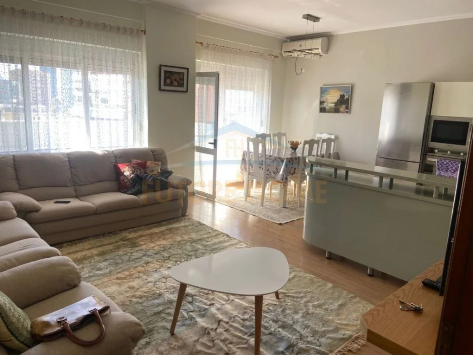 Tirane, jepet me qera apartament 2+1+Ballkon Kati 7, 100 m² 750 € (Pazari i Ri)