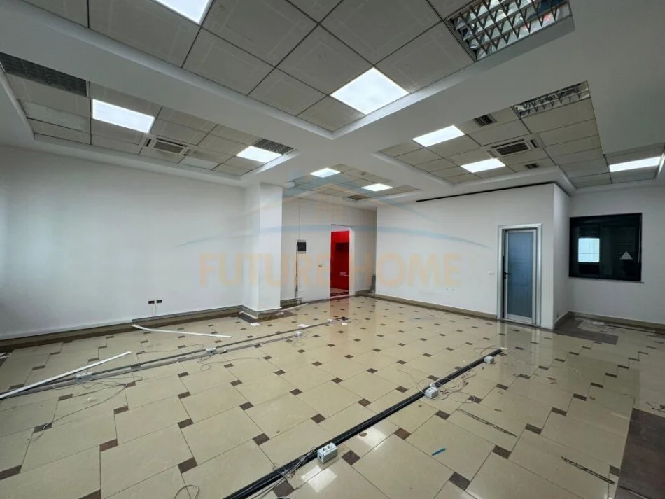 Tirane, jepet me qera ambjent biznesi Kati 3, 100 m² 900 € (Qender)