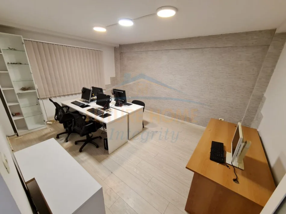 Tirane, jepet me qera ambjent biznesi Kati 1, 123 m² 850 € (Blloku)