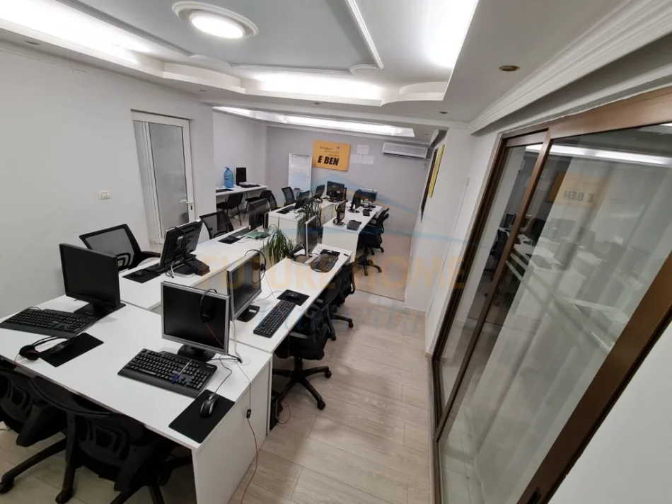 Tirane, jepet me qera ambjent biznesi Kati 1, 123 m² 850 € (Blloku)