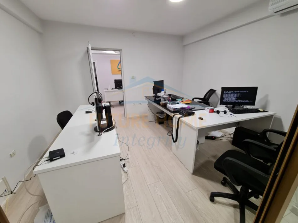 Tirane, jepet me qera ambjent biznesi Kati 1, 123 m² 850 € (Blloku)
