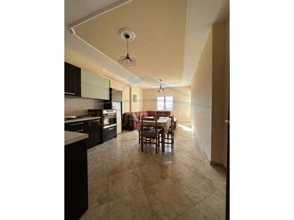 Durres, jepet me qera apartament 3+1 , 101 m² 400 € (ISH URT)