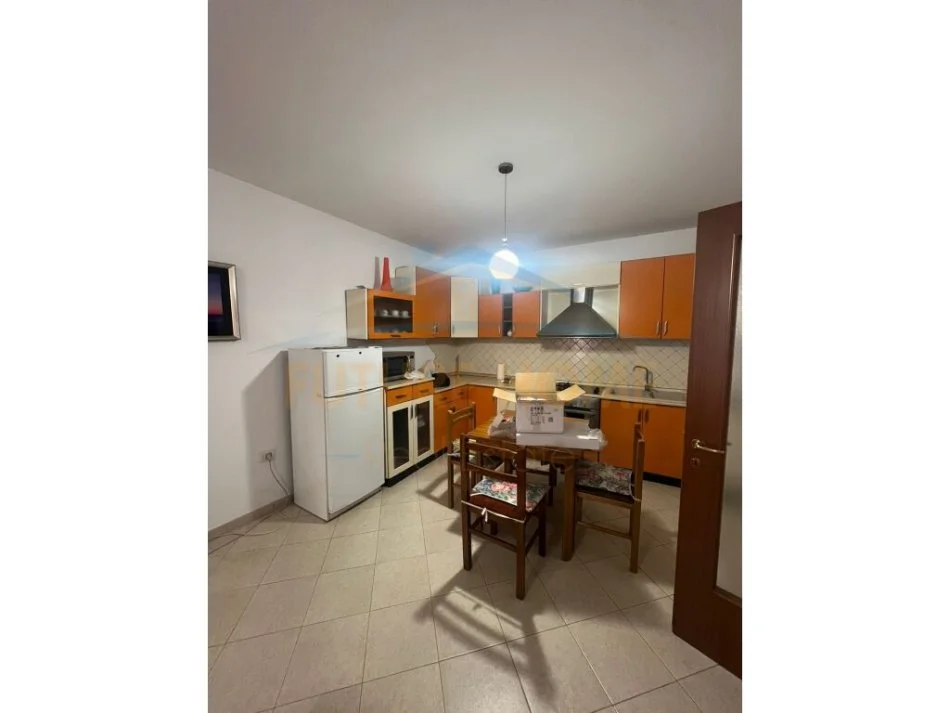 Tirane, jepet me qera apartament 2+1+Ballkon Kati 3, 112 m² 700 € (Don Bosco)