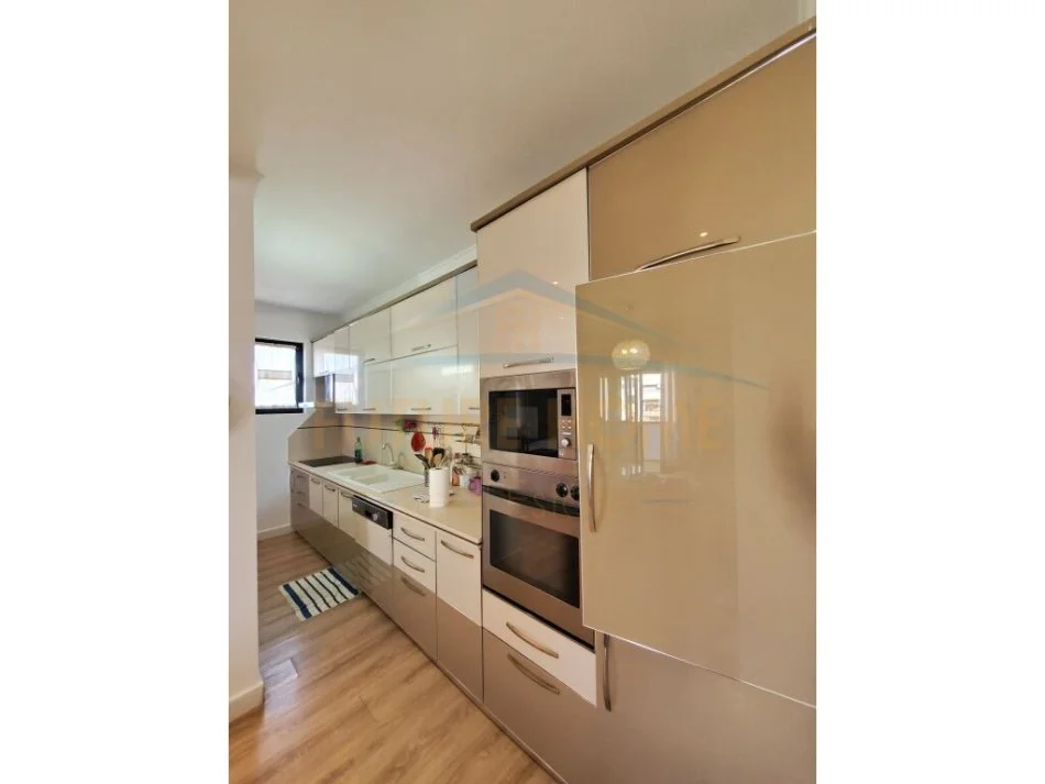 Tirane, jepet me qera apartament 3+1 Kati 7, 157 m² 800 € (Myslym Shyr)