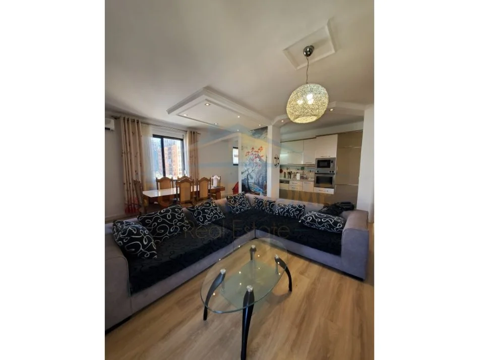 Tirane, jepet me qera apartament 3+1 Kati 7, 157 m² 800 € (Myslym Shyr)