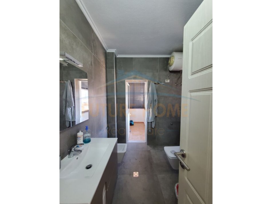 Tirane, jepet me qera apartament 3+1 Kati 7, 157 m² 900 € 
