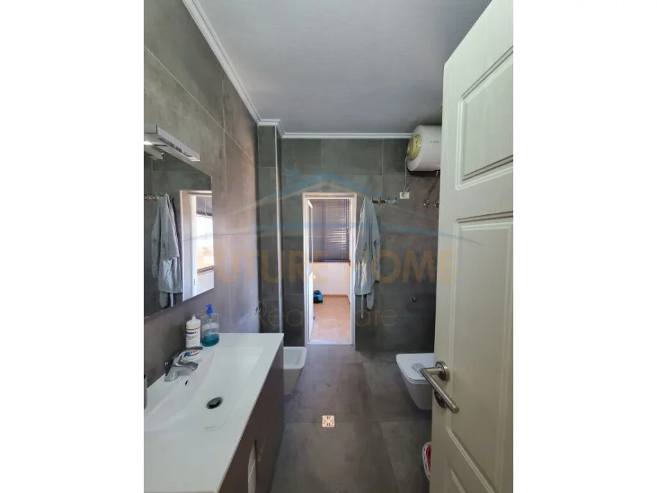 Tirane, jepet me qera apartament 3+1 Kati 7, 157 m² 800 € (Myslym Shyr)