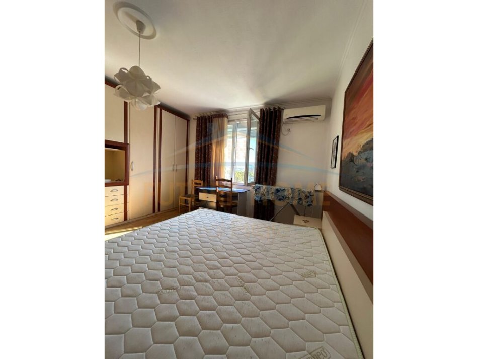 Tirane, jepet me qera apartament 3+1 Kati 7, 157 m² 900 € 