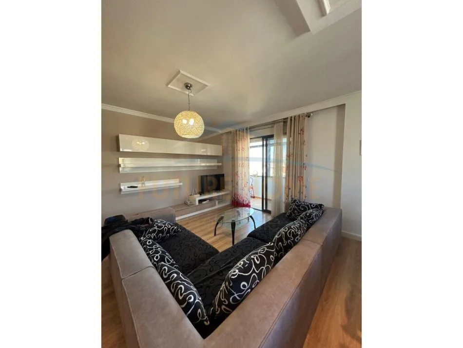Tirane, jepet me qera apartament 3+1 Kati 7, 157 m² 800 € (Myslym Shyr)